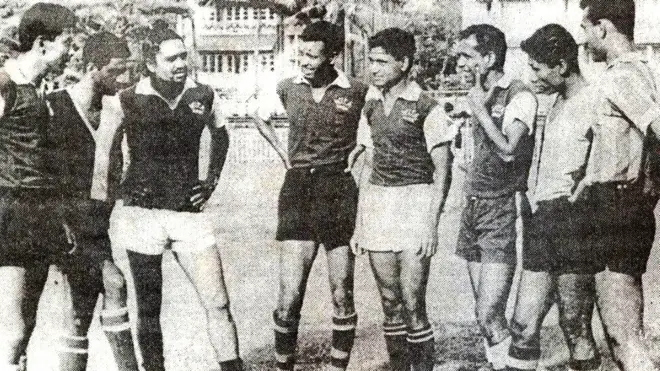 1962 के एशियाई खेलों में फुटबॉल में स्वर्ण पदक जीतने वाली भारतीय टीम के कुछ सदस्य. बाएं से तीसरे नंबर पर जरनैल सिंह हैं.