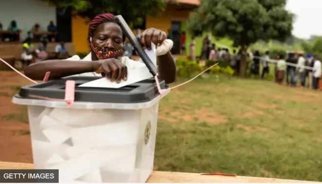 Obìnrin tó ń fi ìwé ìbò sínú àpótí ìbò