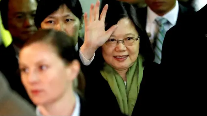 蔡英文(中)在旧金山市郊柏林根市的酒店向记者挥手(14/1/2017)