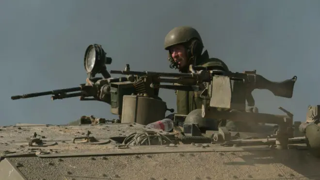 গাজা সীমান্তের কাছে ইসরায়েলি ট্যাঙ্ক। 