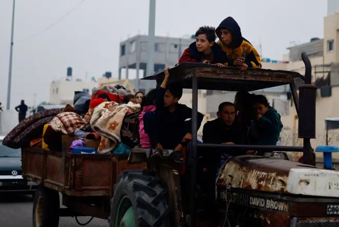 نازحون فلسطينيون من عزة