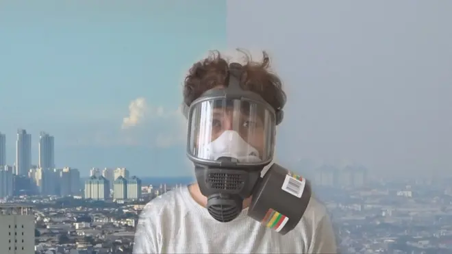 Langit Jakarta terlihat bersih dalam satu kesempatan dalam belasan hari PPKM darurat. Meski mobilitas manusia sudah berkurang, apa penyebab polusi udara di Jakarta dan sekitarnya?