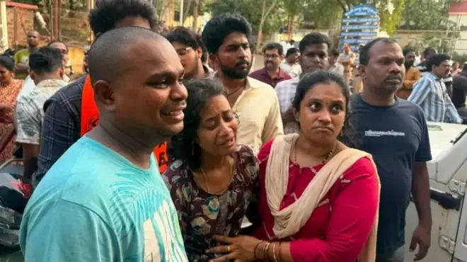 கே.ஜி.ஹெச் பிணவறை அருகில் பிரணய் தேஜாவின் பெற்றோர்