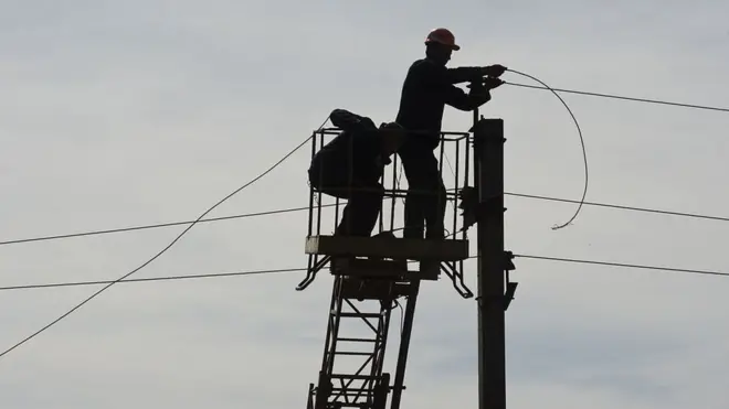 электрики на столбе