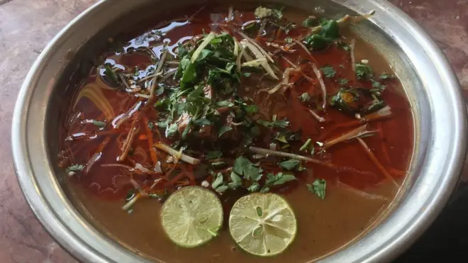 نہاری ایک گرم پکوان ہے، لیکن سردی ہو یا گرمی نہاری کی فروخت بارہ مہینے جاری رہتی ہے