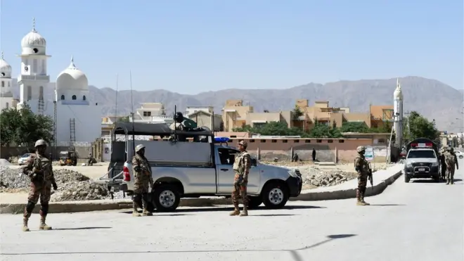 واضح رہے کہ بعض قبائل پاکستان آرمی اور فضائیہ پر الزام لگاتے ہیں کہ انھوں نے کوئٹہ اور اس کے مضافات میں سینکڑوں ایکڑ اراضی پر 'غیرقانونی قبضہ' کر رکھا ہے۔ فائل فوٹو