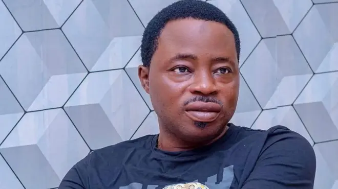 Oloogbe Adesina Okiki Oshin tawọn eeyan mọ si Janmole wọ aṣọ dudu 