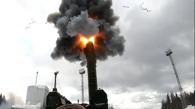 تزايد الحديث حول السلاح النووي، وإمكانية استخدام موسكو له في أوكرانيا. فما طبيعة السلاح الذي يجري الحديث عنه؟ وما سيناريوهات استخدامه والرد المتوقع في حال تحققها؟