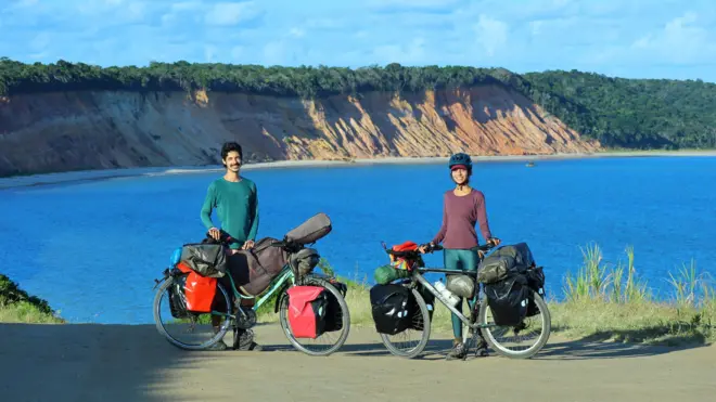 Djoe Rosa e Iris Magalhães com suas bicicletas na Praia do Carro Quebrado - AL,esporte bet jogos de amanhã2022