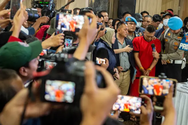 Polisi memberikan kesempatan biacara bagi tersangka kasus penyekapan dan penganiayaan berat Taufik Hidayat (kedua kanan) saat konferensi pers di Mapolda Jabar, Bandung, Jawa Barat, Jumat (26/6/2026). 