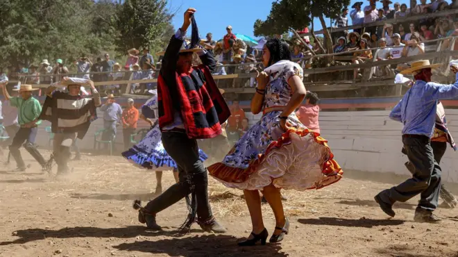 Pareja bailando cueca