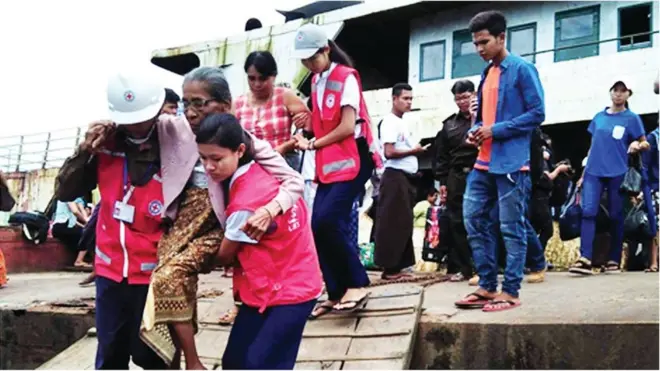 ဒုက္ခတွေကြားက ကယ်ထုတ်လာရတဲ့ သက်ကြီးရွယ်အိုနဲ့ အမျိုးသမီးတွေ