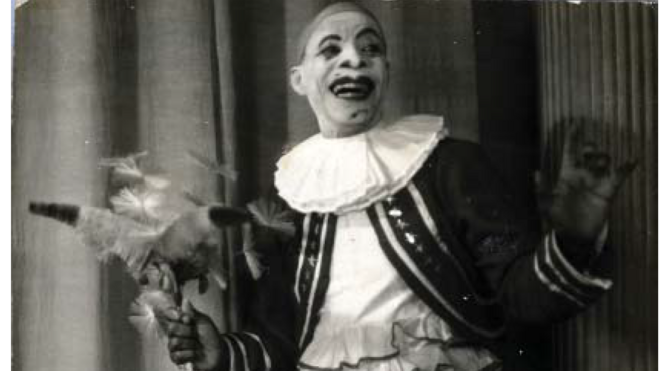 Benjamim1xbet gOliveira vestido e maquiado como palhaço