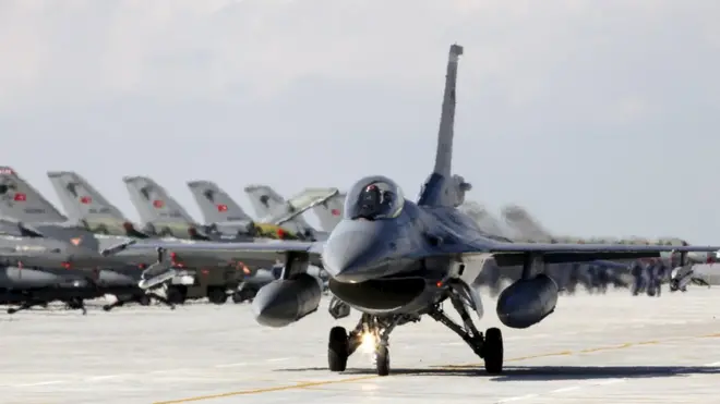 Pada 2017, TNI AU menerbangkan pesawat F-16 untuk membangunkan warga di kawasan Yogyakarta yang ingin sahur. Aksi tersebut sebenarnya bagian dari latihan untuk para pilot TNI AU.