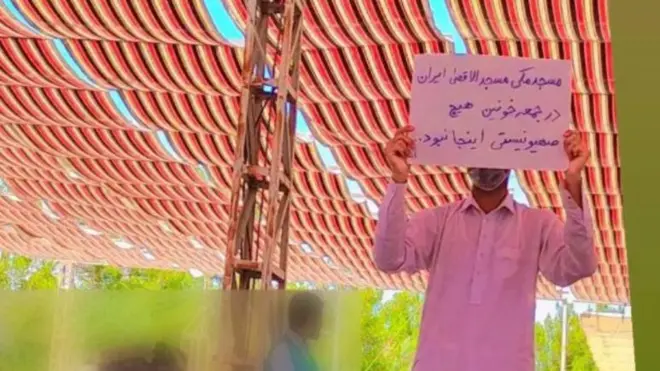 معترضی در نماز جمعه زاهدان