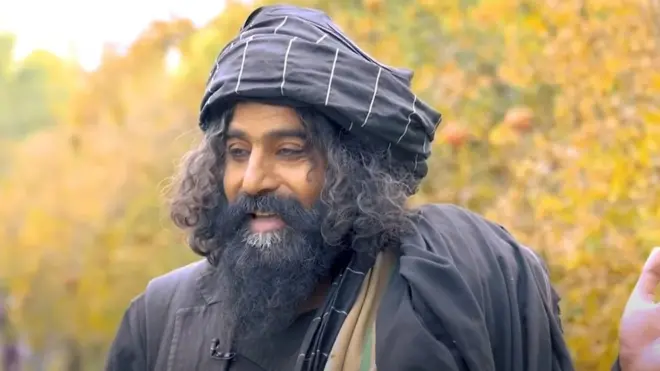 احمد باچا د کندهار اشرافزاده ګانو د ادبیاتو الفاظ کاروي او له صمیمیته ډک روغبړ کې وایي، 'خدای مو راوله … درجې دې بلندې سه، عُمر دې ډېر سه'.