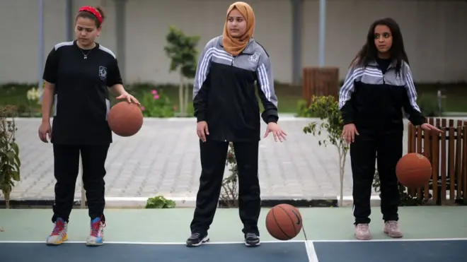 نجونې باسکټبال لوبه کوي