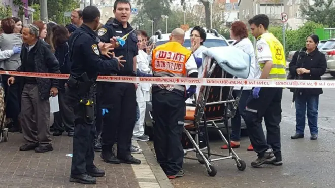 Media-media di Israel melaporkan bahwa pelaku adalah seorang korban holocaust yang menderita penyakit mental.