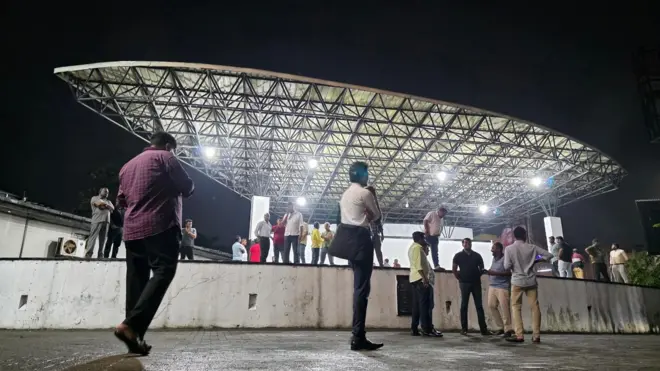 කරුණු 21ක් සම්බන්ධයෙන් වත්මන් ආණ්ඩුවට එරෙහිව විපක්ෂ කණ්ඩායම් කිහිපයක් එක්ව පැවැත්වෙන පළමු ජන රැළිය අද (නොවැ: 21) නුගේගොඩදී පැවැත්වීමට නියමිත ය.