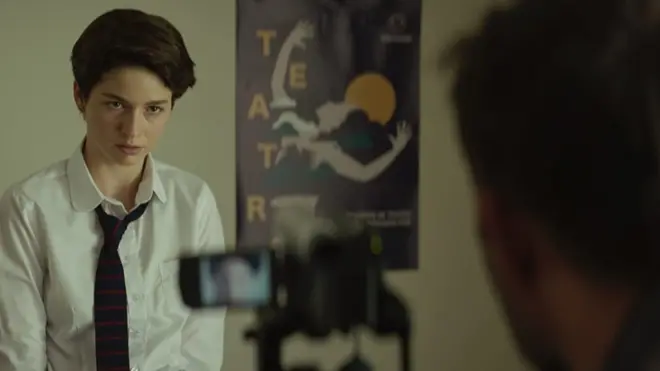 La serie de ocho capítulos narra el secuestro de una joven estudiante por un grupo de hombres.