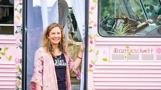 తన ఆర్ట్ స్పేస్‌గా మారిన బస్సు ముందు క్యారీ ష్మిట్