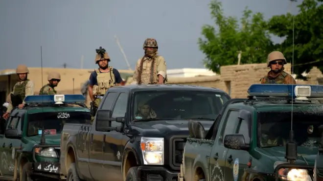 افغانستان کے فوجی حکام کا کہنا ہے کہ حملے کے بعد کئی گھنٹوں تک جاری رہنے والی لڑائی میں دس طالبان جنگجو ہلاک ہوئے، حملے کی ذمہ داری طالبان نے قبول کی ہے۔