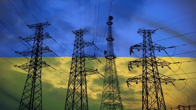 Ілюстративне фото ЛЕП на тлі українського прапору