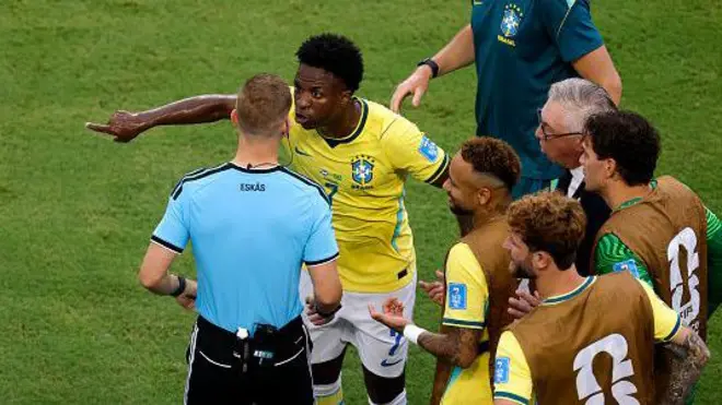 Vini Jr. discute com juiz
