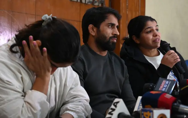 दिल्ली में प्रेस कॉन्फ्रेंस करते पहलवान