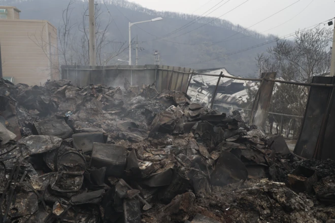 경북 의성에서 발생한 산불이 6일째 이어지면서 장기화할 우려가 커지고 있다