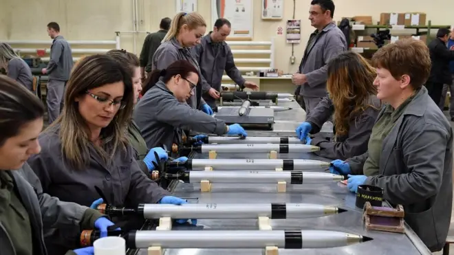 Proizvodnja oružja u fabrici u Srbiji