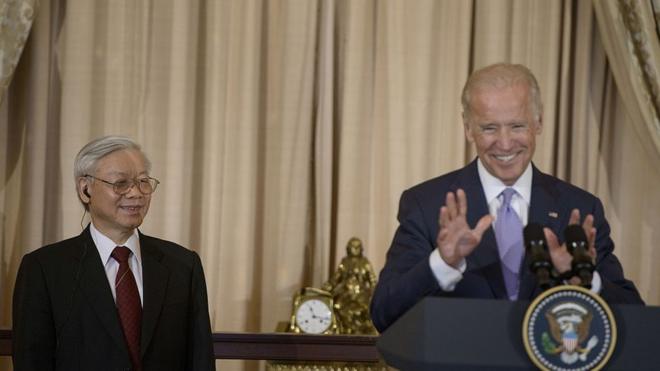 Tổng Bí thư Đảng Cộng sản Việt Nam Nguyễn Phú Trọng và ông Joe Biden khi đó là Phó Tổng thống Mỹ tại Bộ Ngoại giao Mỹ hôm 7/7/2015 tại Washington