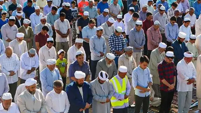 اهل سنت در حال نماز