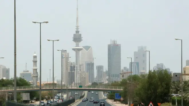 تسير المركبات على طريق سريع في العاصمة الكويتية مدينة الكويت في 31 مايو 2020