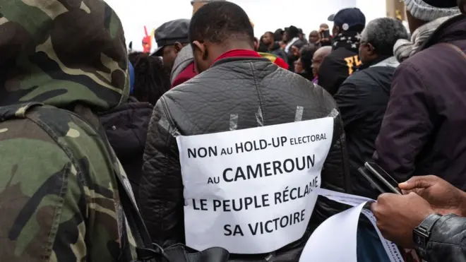 (Illustration des manifestants du MRC lors d'une manifestation à Paris pour contester les résultats des élections)
