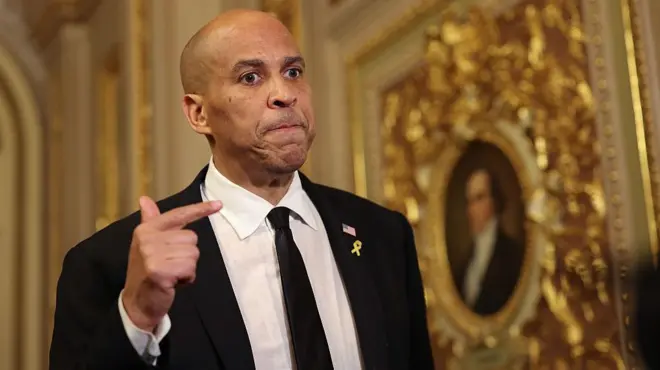 Сенатор Кори Букер после рекордной речи.