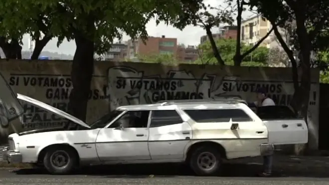 فنزويلا: نفاد الوقود يعيق دفن الموتى