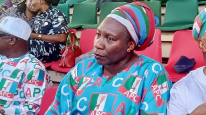 Iyabo Obasanjo-Bello wọ aṣọ buba APC ati gele to ba a mu nibi apero ẹgbẹ oṣelu APC niluu Abuja