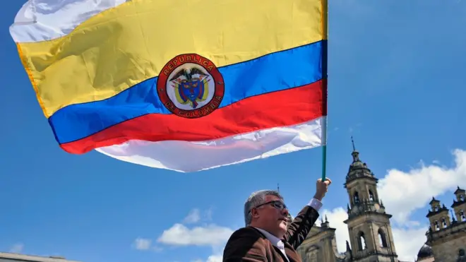 La implementación del nuevo acuerdo de paz de nuevo enfrentó al oficialismo y a la oposición en Colombia.