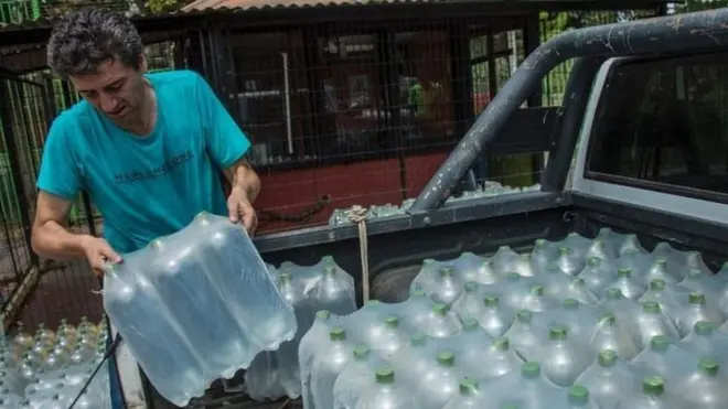 Muchos santiaguinos salieron con baldes y botellas a la calle a abastecerse de agua.