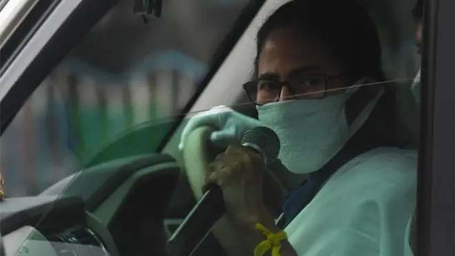 लॉकडाउन के दौरान कार से भाषण देतीं ममता बनर्जी