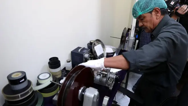 د دې ارشیف جنجالي برخه د افغان فلم ارشیف اړوند مواد دي چې په نژدې وختونو کې د ارګ ارشیف ته لېږدول شوي دي.