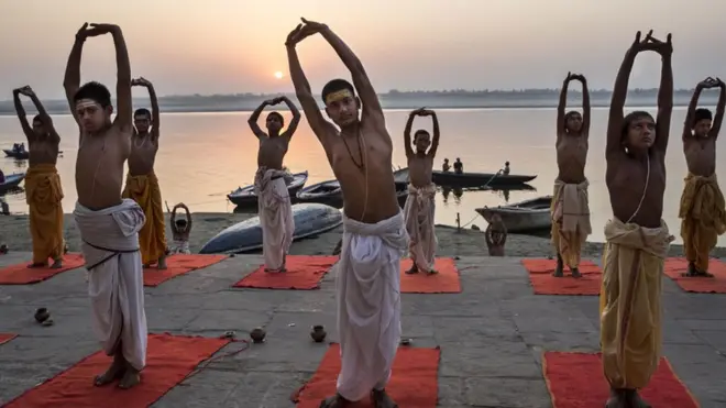 वाराणसी में अभ्यास करते युवा ब्राह्मण