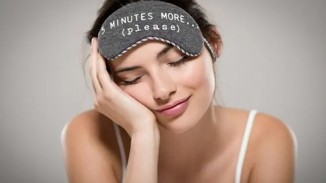 دراسة علمية نُشرت في دورية "الجمعية الملكية المفتوحة للعلوم" البريطانية تقول إن الجمال الذي يضفيه النوم على الوجه أحقيقي، وإن النوم لساعات قليلة يجعل الشخص أقل جاذبية.