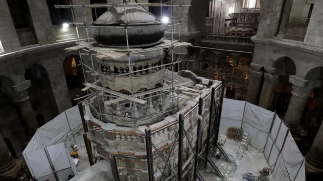 Nyuma inayofunika kaburi la Yesu