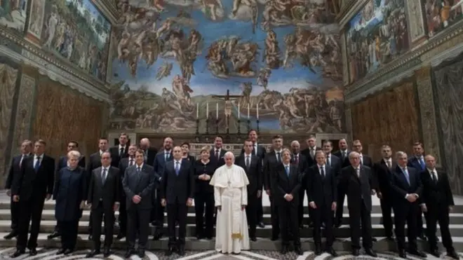 Paus Fransiskus berfoto bersama dengan para pemimpin negara Eropa.