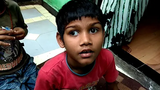 ऑटिस्टिक नीतीन कोली की मां तीन साल से आधार बनाने के लिए केंद्रों के चक्कर लगा रही हैं