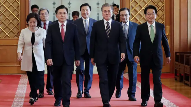 문재인 대통령이 18일 청와대 본관에서 열린 '정당 대표 초청 대화'에 앞서 여야5당 대표와 나란히 걷고 있다.