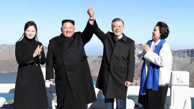 2018년 문재인 대통령과 김정은 북한 국무위원장이 백두산 정상인 장군봉에 올라 손을 맞잡아 들어 올리고 있다