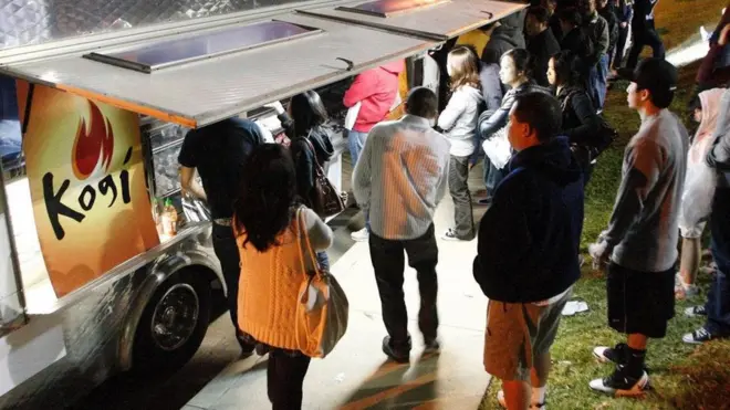 快餐车成为了城市街道一道亮丽的风景